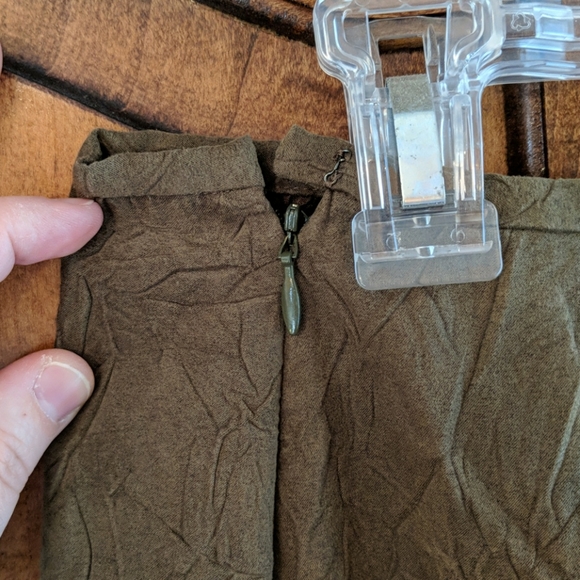 Green woman skirt with small slit on side - Picture 4 of 4